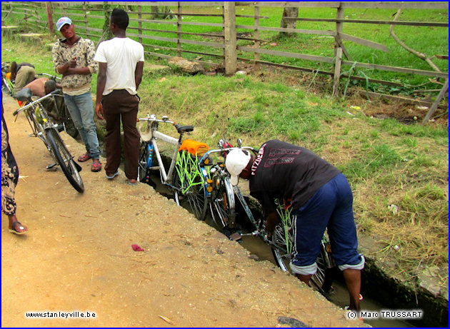 Nettoyage de vélos à Kisangani