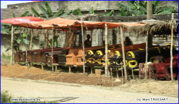 Commerce de cercueils à Kisangani
