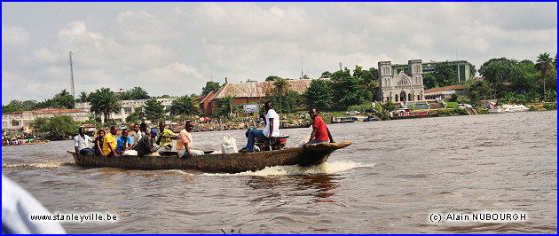 Pirogue sur le Congo à Kisangani